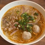 ベトナム料理レーロイ - ブン・ボー・フェ（牛肉の辛口スープビーフン）1200円