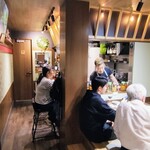 焼肉 ホルモン Beef Boss - 内観（カウンター4席＆テーブル10席）