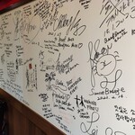 焼肉 ホルモン Beef Boss - 壁にはサインがいっぱい