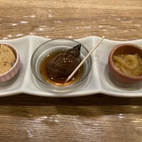 豊栄 - お通し　魚肉ソーセージ　つぶ貝紹興酒漬け　イカの塩辛