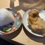 煮干しのビリー - おにぎり1ヶ130円、塩唐揚げ150円