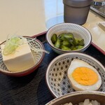 もつ煮込み みつ子 入間店 - 冷奴・お新香・普通にゆで卵…（笑）