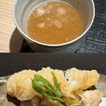 礒田 - 虎魚の天ぷらは、大根おろしに一味唐辛子を入れた汁でいただきます♪
      コシアブラは塩をしてあるのでそのままで♪