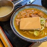 もつ煮込み みつ子 - お豆腐も染み染みの熱っつ熱で、うんまいな〜