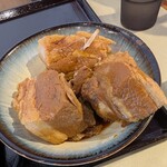 もつ煮込み みつ子 - 一本角煮を切り分けたんですけど、お箸でするっと切れちゃうし、柔らか〜い