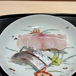 礒田 - 手前：鯵・神奈川 軽く酢締め
      奥：グジ（甘鯛）・佐島