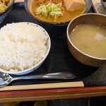 もつ煮込み みつ子 - 私の１杯目…　ワカメとお豆腐のお味噌汁もおかわり自由ですよ…
