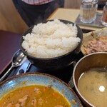 もつ煮込み みつ子 - チビは、角煮丼のどんぶりで２杯目〜