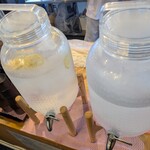 もつ煮込み みつ子 - お冷はセルフで、レモン水もありますよ…