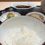 礒田 - 炊きたてご飯
      お米は山形産コシヒカリ