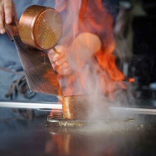 目の前の鉄板で行われる調理風景は、料理人による圧巻のパフォーマンスで目が釘付け。