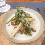 Gusk - 主菜是烤蔬菜，搭配山菜、馬鈴薯和胡蘿蔔，淋上香醋醬