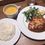 キッチン グリンピース - 「Aランチ　ポークテシノワ（トマトソースチーズ燒き）」（1,200圓）
                                ライスorパン、私はライスを選擇。