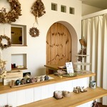 スープとカレー ボンジョルネ - 弁当受け取りカウンター（奥にレストラン）