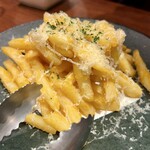 新宿三丁目 ビストロ向日葵 - フライドポテト。コースだと「生ハム」とあるのだけど、変わったのかな？鮮魚のカルパッチョもあるので、次の品はポテト、良かったです。中ホクホクで外はカリッと。揚げ方最高！