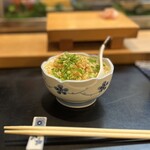 寿し辰 - 納豆豆腐（¥500税抜き）
      崩した豆腐と納豆を混ぜ、さらに上からサクサクの天玉が掛けられています♪
      ヌルねばとサクサクのハーモニーの新食感♪ 