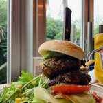 島野菜カフェ Re:Hellow BEACH - 2枚のパティは食べごたえ抜群です