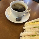 ABC - ランチサービス（11時30分〜16時）
お好きな手作りパンかサンドイッチ2個
＆450円のドリンク＆
サラダorブルーベリーヨーグルト
800円