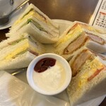 ABC - ランチサービス（11時30分〜16時）
お好きな手作りパンかサンドイッチ2個
＆450円のドリンク＆
サラダorブルーベリーヨーグルト
800円