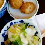 ペンション はなのや - じゃがいもの味噌かんぷら、お新香の手前にはからし菜が
