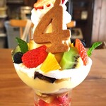 Ameagari - パフェは、古式原糖プリン、やわらかプリンを中心にイチゴ、キウイなどが盛りつけられている～!!( ^o^)ﾉ