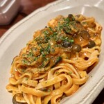 新宿三丁目 ビストロ向日葵 - コースパスタ。トマトソースのフィトチーネ。アンチョビとシメジが良いアクセントになってて、これも美味しかった！