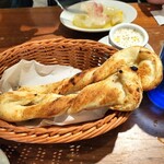 魚イタリアン&オイスター Rovin 京橋 - 焼きたての自家製パン