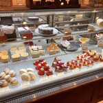 パティスリーマサ - ショーケースの様子。