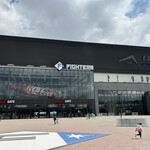 ES CON FIELD HOKKAIDO - バスの着く三塁側　高くなっております