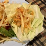 カオマンガイ - キャベツに巻いて　次回は1辛でオーダーします