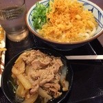 丸亀製麺 - 3度めの肉盛りうどんは冷やしぶっかけのはずが冷やかけになった模様