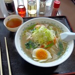 陽陽亭 - サービスのお茶が付いてきました