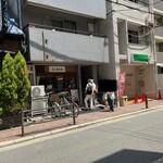 日々是中華 - 店の外観　※開店10分前、既に行列が
