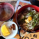 寿都湾 元祖 かき小屋 - しらすのハーフ＆ハーフ丼