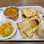 BISHNU - 料理写真:海老カレーセット¥1133 ガーリックナン選択。このナンは初めて食べてみたが4個も有り、味も値段も大満足。マンゴーラッシーも¥165でリーズナブル。海老も4個入って中辛でどんピタでした。
