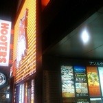 フーターズ - 店舗入口看板