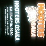 フーターズ - 階段入口看板