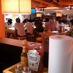 フーターズ 大阪店 - 店内風景