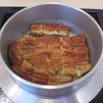 窯で炊いた白米の上に、ふっくらうなぎ。