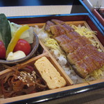 天然うなぎ しま村 - お子様重のうなぎ。うなぎはグランドメニューと同じものだそうです。