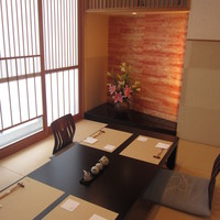 天然うなぎ しま村 - 個室です。大きな花も飾られて、とてもきれい♪