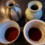 蕎麦 美酒 健肴 佳蕎庵 - つゆ２種。右の江戸前は深く辛口