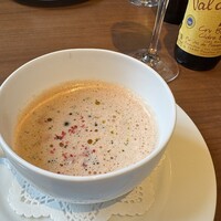 LORE - ビーツとクリームのスープ。中にはスイカが！