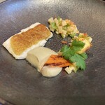 ルアン - 鯛とフキノトウのヴィエノワーズ アーティチョークのバリグール風ピューレ 桜エビと筍 青豆のコンディマン