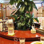 福寿飯店 - 1～2人の場合は、知らない人達と楽しく円卓を囲むことになります♪
      