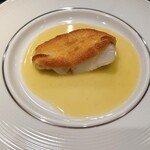 la-bas - 4. 三河湾産ヒラメのヴィエノワーズ
      アーモンドパウダー、パン粉、チーズ、ブールブランソース