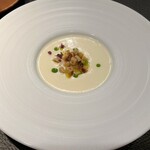 la-bas - 3. 新玉ねぎの冷製スープ、ガーリックトーストとマカダミアナッツ、パセリのソース、穂紫蘇