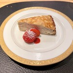 la-bas - 6. ミルクレープ
      きらぴか（静岡県産）、フランボワーズのソース