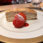 la-bas - 6. ミルクレープ
      きらぴか（静岡県産）、フランボワーズのソース