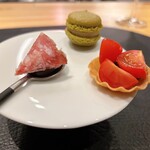la-bas - 1. 蒲郡産トマトプチぷよ、山形産べにさやか（さくらんぼ）・サラミ、抹茶のマカロン・ガチョウのフォアグラのコンフィ